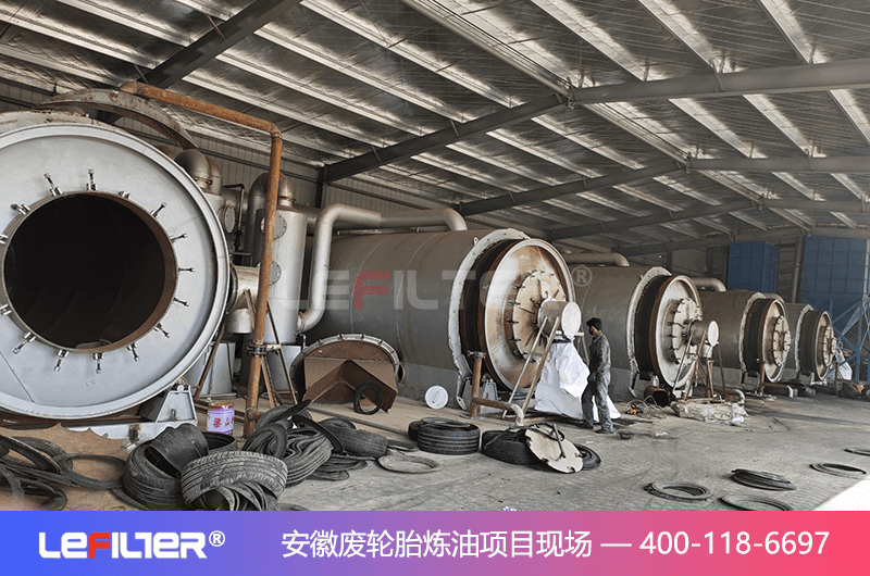 間歇式廢輪胎煉油設備是怎么產(chǎn)出輪胎油和炭黑的？